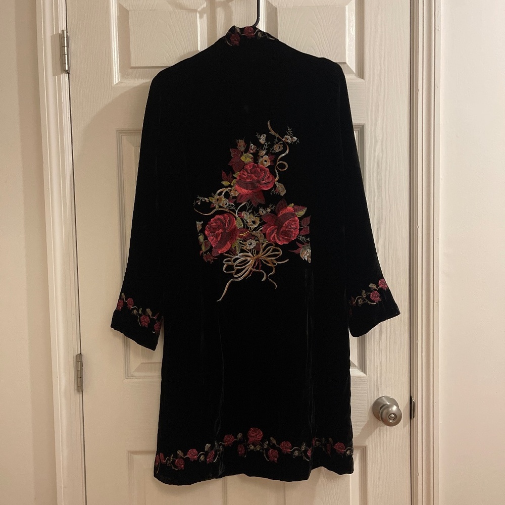 Anis A floral embroidered silk/rayon coat